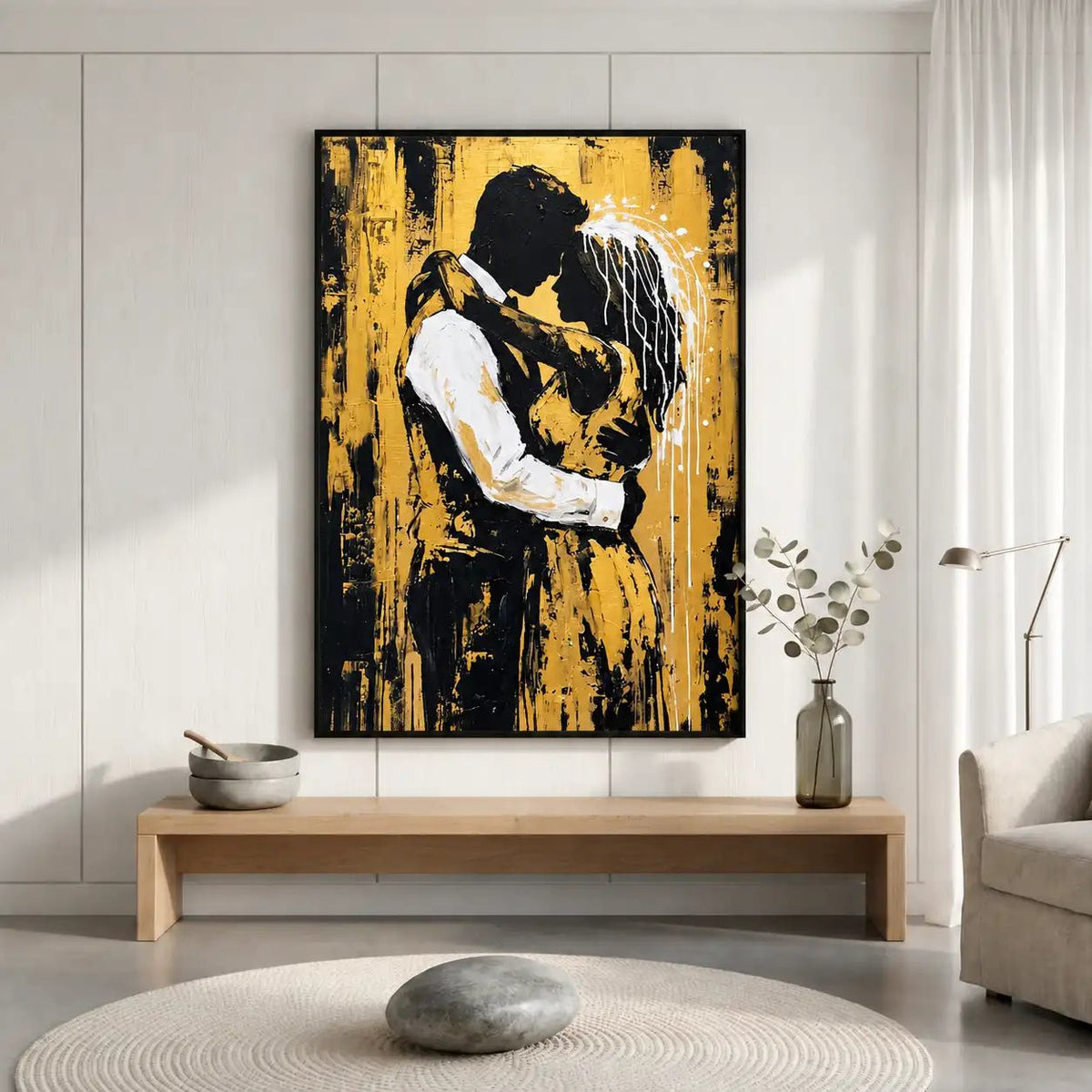 Pintura al óleo abstracta: pareja en abrazo íntimo en negro y dorado